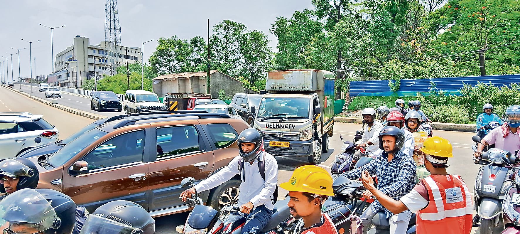 Ranchi News : कनेक्टिंग फ्लाइओवर के लिए की जा रही पाइलिंग, लग रहा जाम