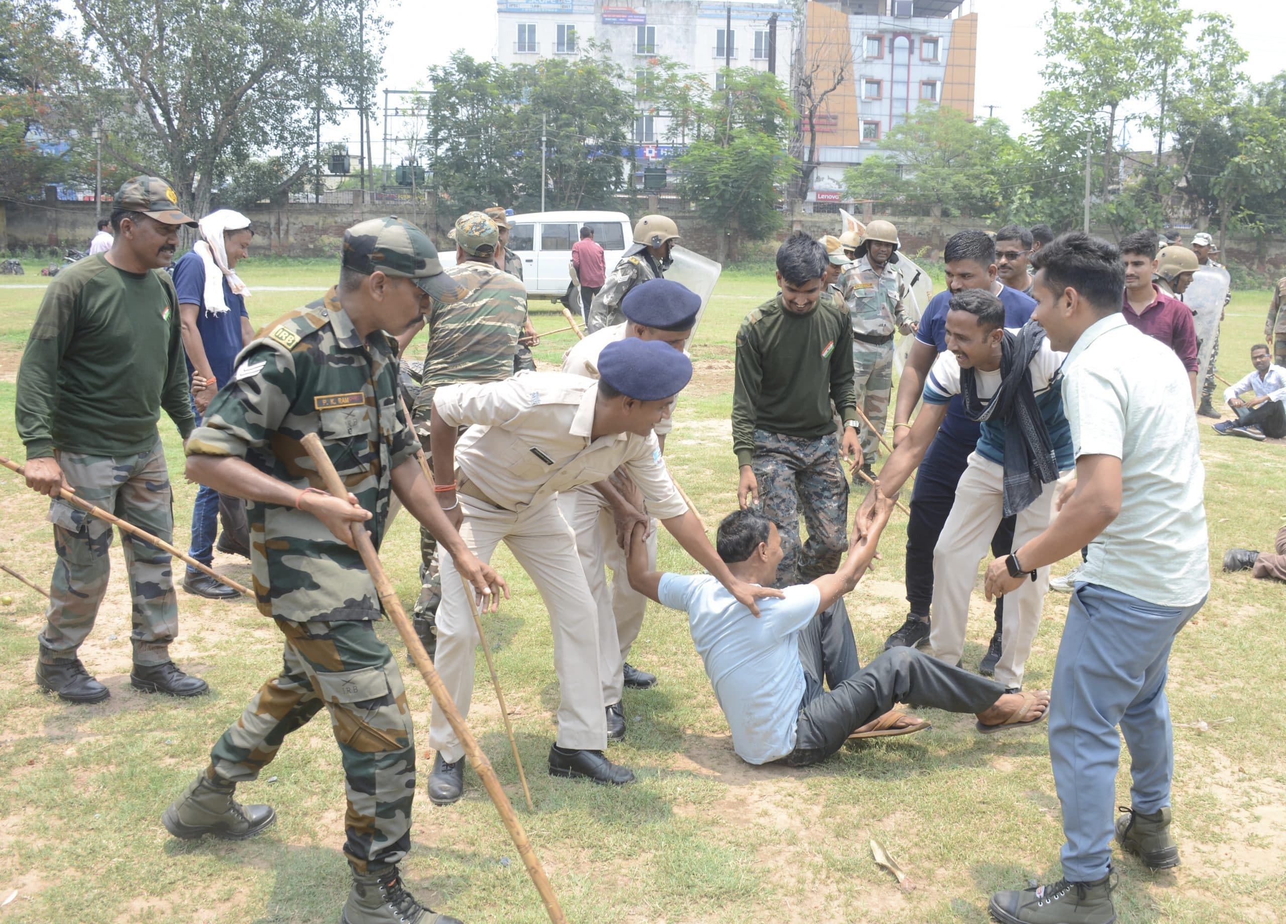 Dhanbad News: उपद्रवियों से निपटने के लिए धनबाद पुलिस ने किया मॉक ड्रिल