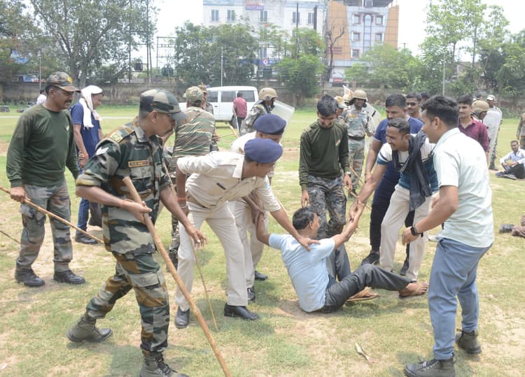 Dhanbad News: उपद्रवियों से निपटने के लिए धनबाद पुलिस ने किया मॉक ड्रिल