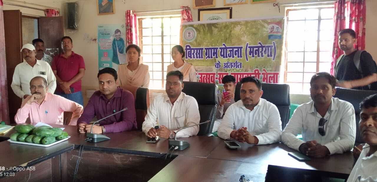Bokaro News : आम की बेहतर बागवानी करने वाले किसान सम्मानित