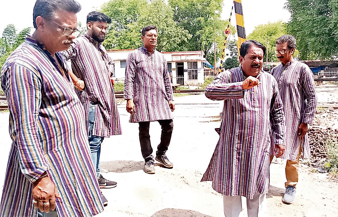 Chaibasa News : कलाकारों ने नुक्कड़ नाटक से जागरुकता का संदेश दिया