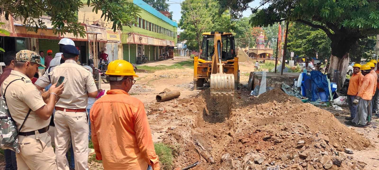 East Singhbhum News : दाहीगोड़ा : रेलवे की जमीन से पाइपलाइन को हटाया गया