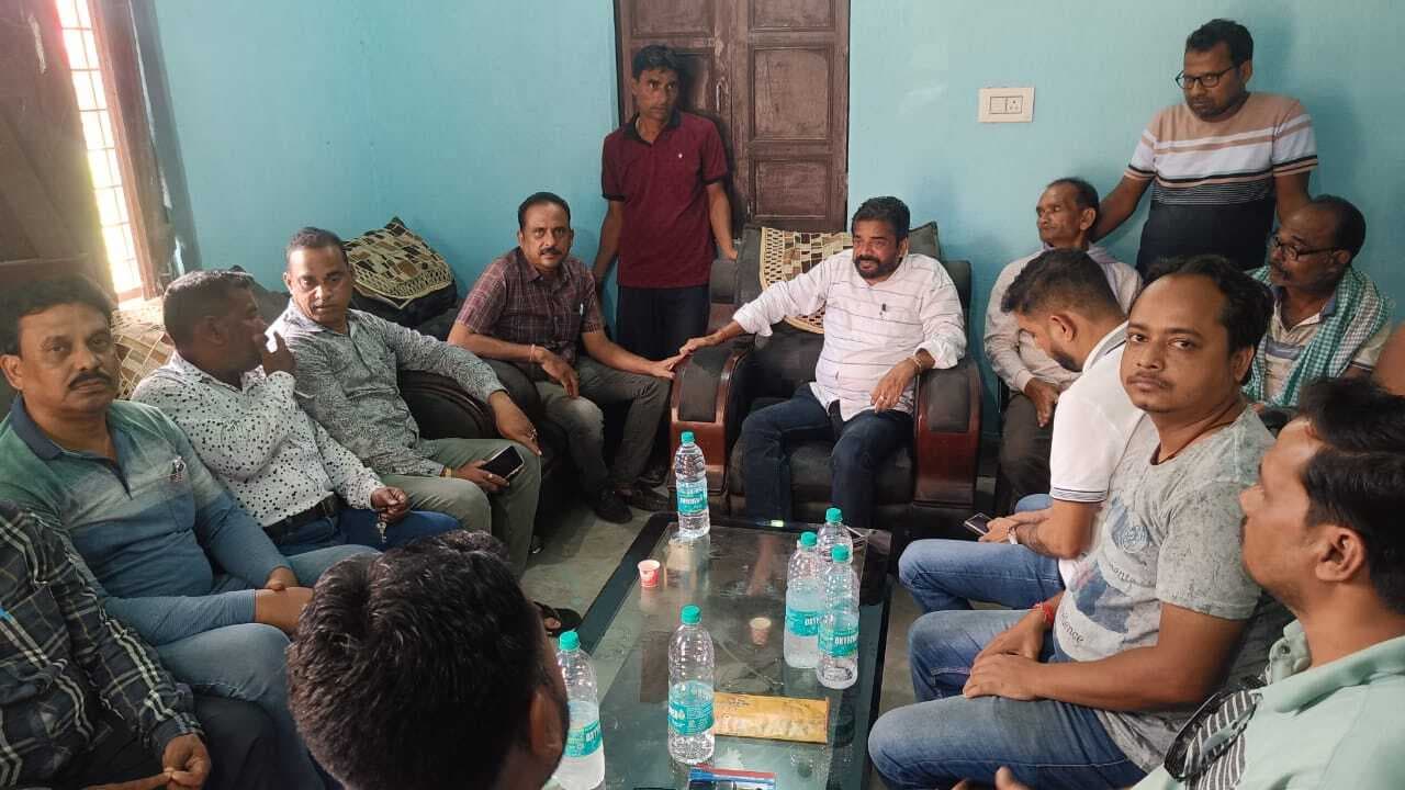 East Singhbhum News : सड़क पर पत्थर बिछाकर छोड़ने से ग्रामीण परेशान