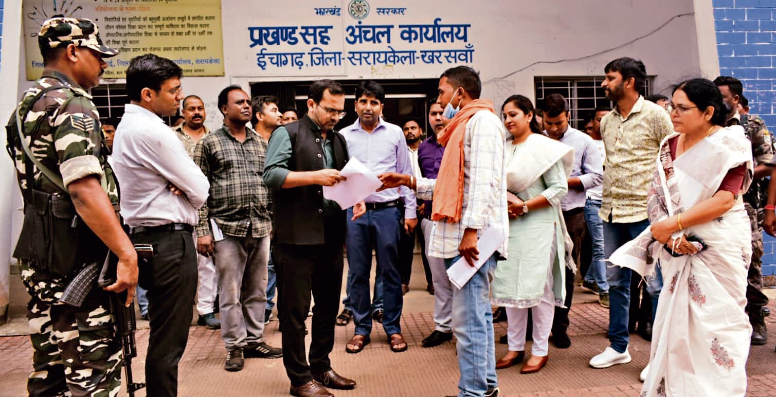 Seraikela Kharsawan News : डीसी ने प्रखंड कार्यालय व सीएचसी का किया निरीक्षण
