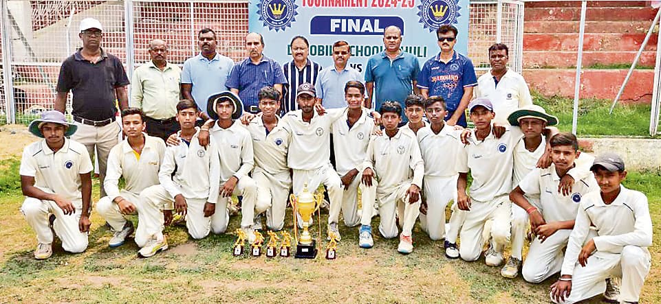 Dhanbad News: डी-नोबिली को हराकर विद्या मंदिर की टीम बनी चैंपियन
