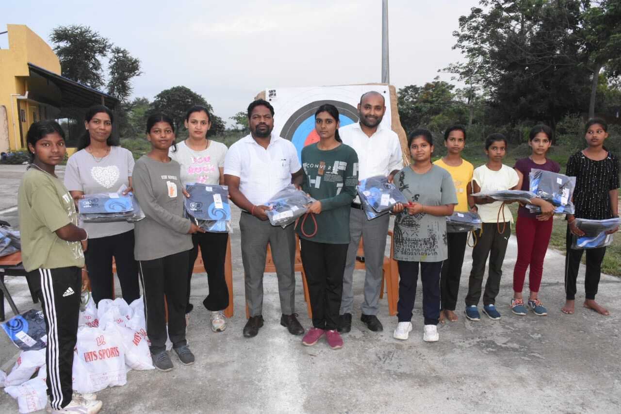 Dhanbad News: डीएसओ ने तीरंदाजों के बीच खेल किट का वितरण किया