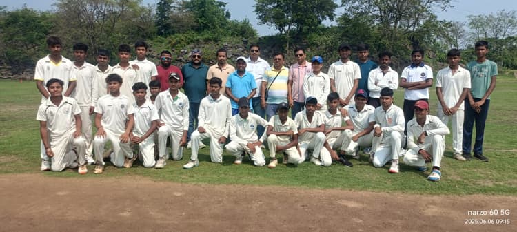 Dhanbad News: वाणी मंदिर क्लब की टीम सेमीफाइनल में पहुंची