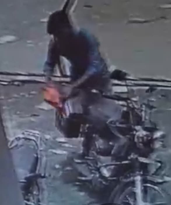 Dhanbad News: ज्वेलरी दुकान के बाहर खड़ी बाइक की डिक्की तोड़ नकदी निकाले