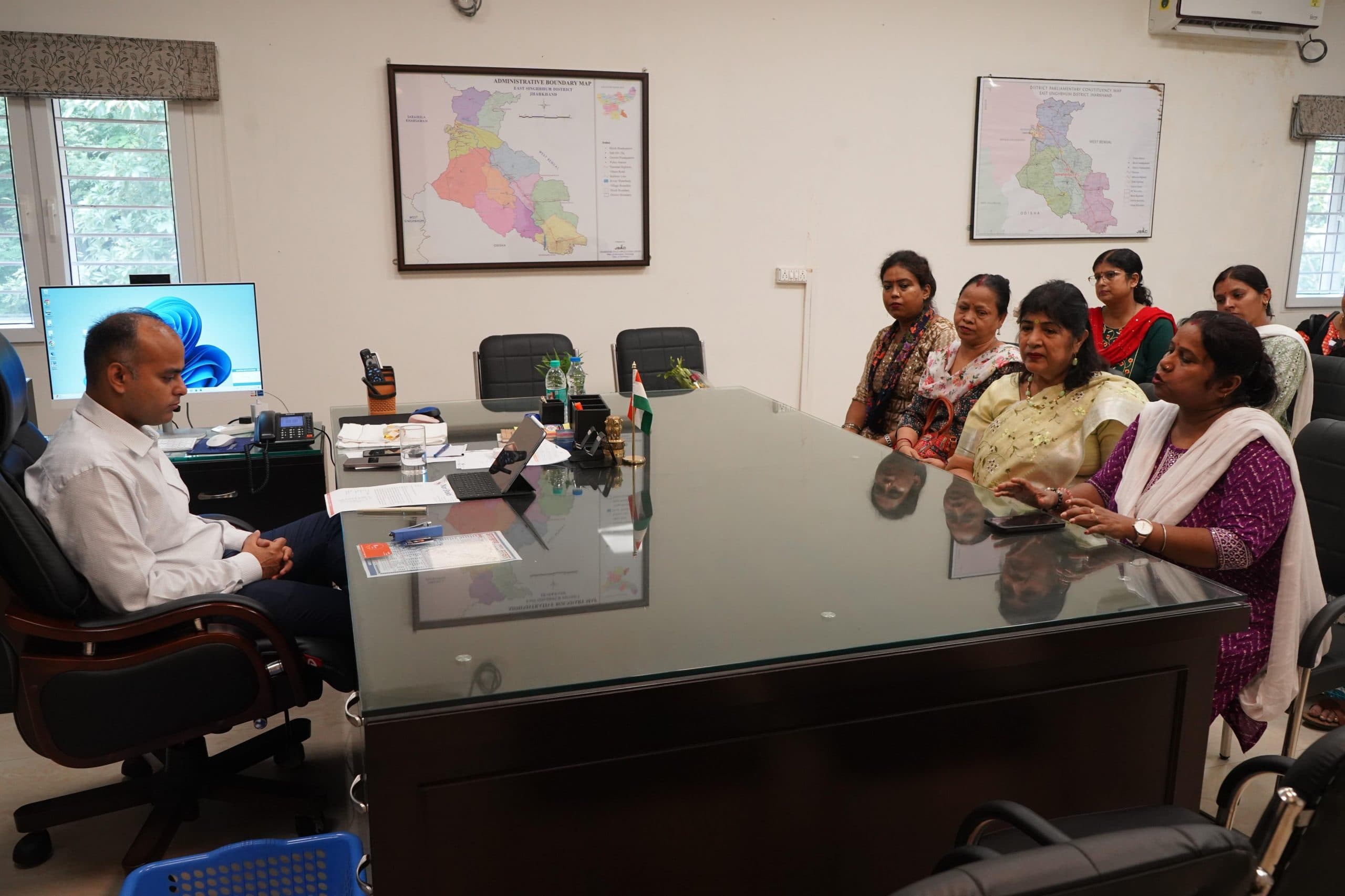 Jamshedpur News : ट्रैफिक व्यवस्था में सुधार की मांग, नारी शक्ति ने डीसी को सौंपा ज्ञापन