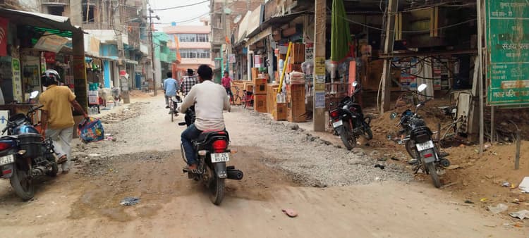 पीसीसी निर्माण की धीमी गति से प्रभावित हो रहा शहर का ट्रैफिक