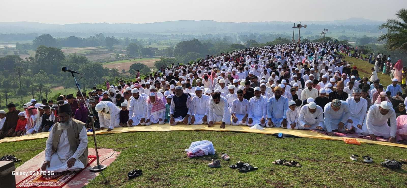 ईदगाहों में अदा की गयी बकरीद की नमाज