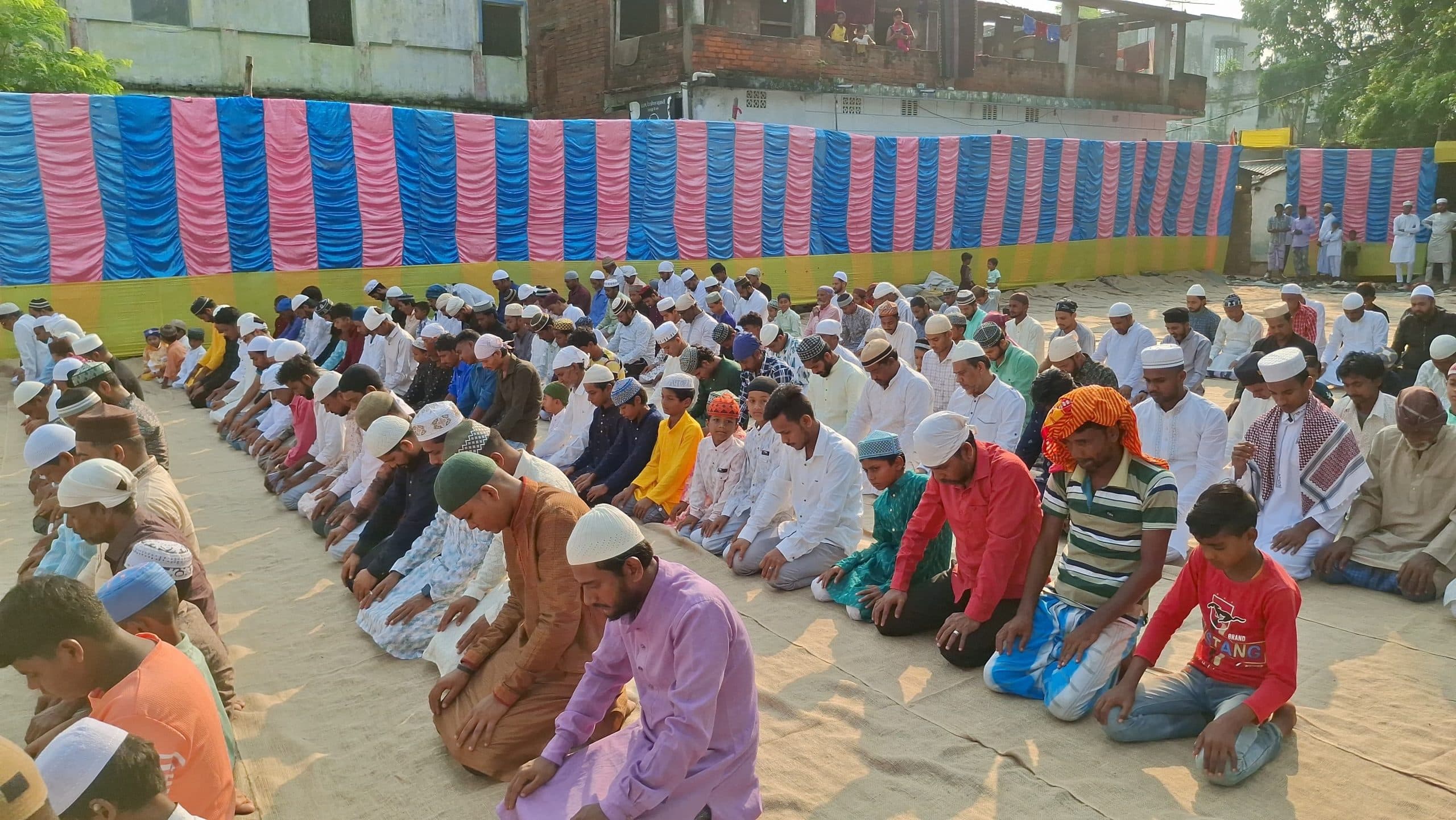 जिलेभर में बकरीद पर मस्जिदों व ईदगाहों में अदा की गयी नमाज, एक-दूसरे को दी मुबारकबाद