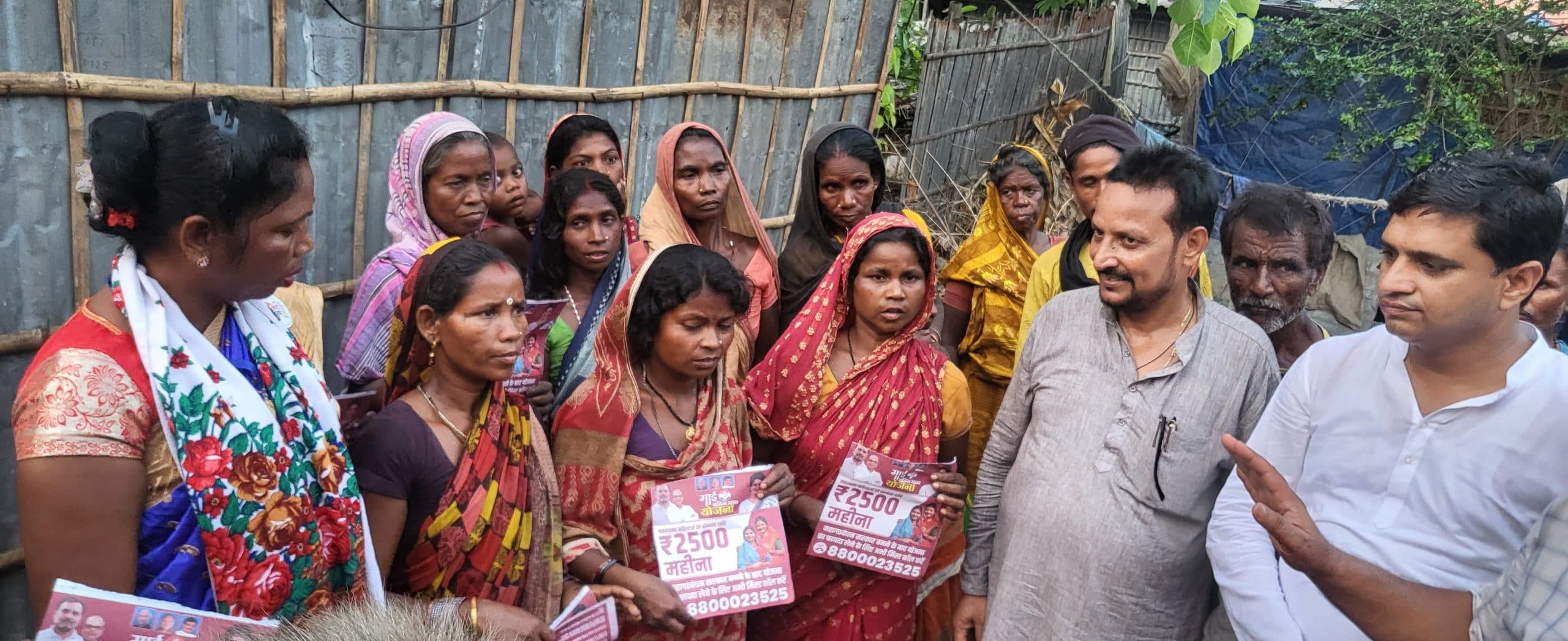 गांव-गांव में महिलाओं को योजना की जानकारी दे रही कांग्रेस की टीम