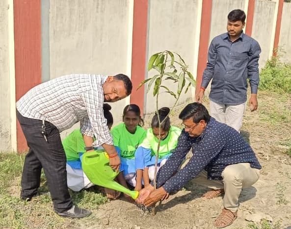 उत्क्रमित उच्च विद्यालय हनुमान नगर में पौधरोपण