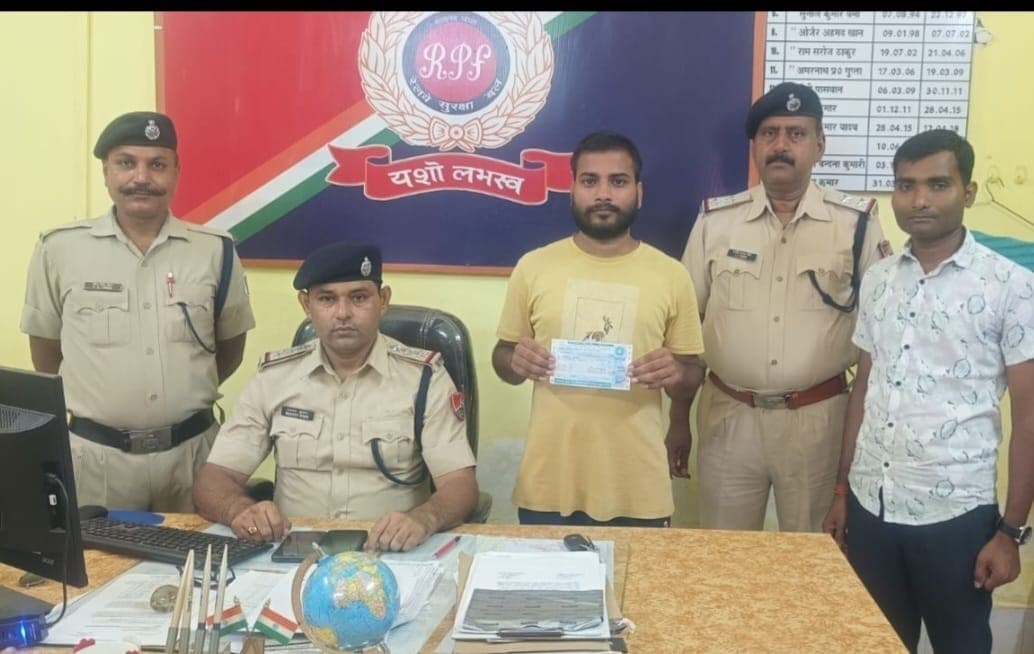 वैशाली एक्सप्रेस के तत्काल टिकट के साथ टिकट दलाल गिरफ्तार