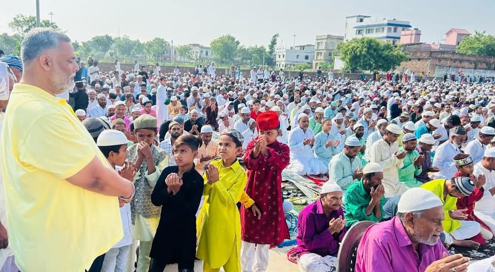 बकरीद पर लोगों से गले मिले सांसद, दिया भाईचारे का संदेश