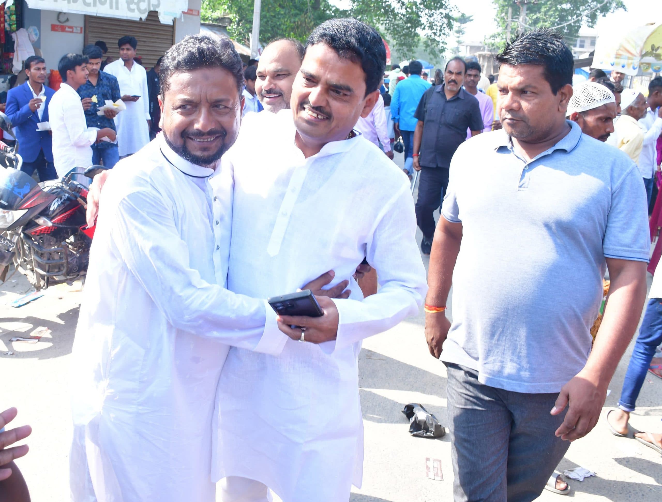 ईद-उल-अजहा में शामिल हुए समाजसेवी जितेंद्र यादव