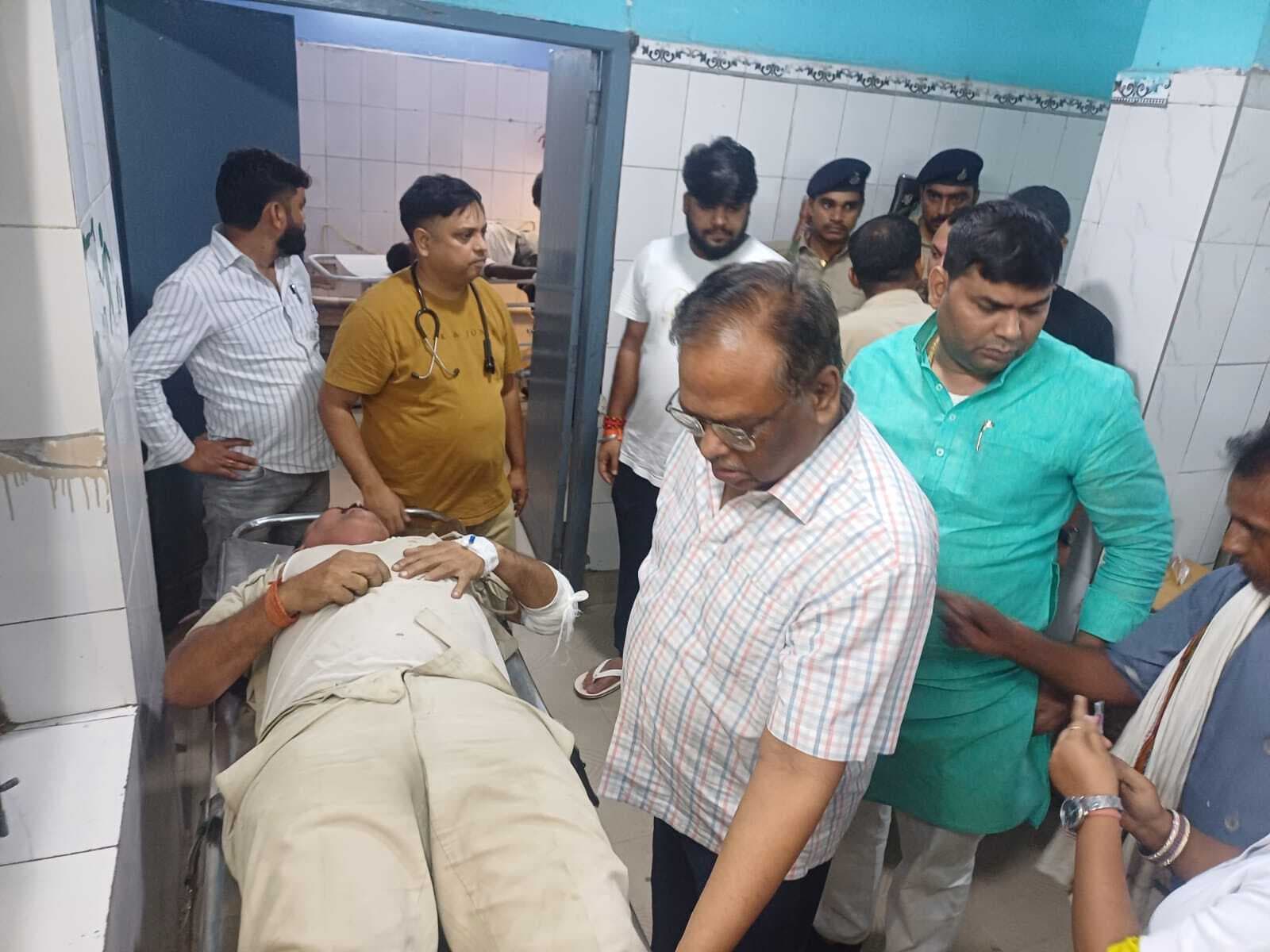 hajipur news. सदर अस्पताल में घायलों को चढ़ रहे स्लाइन की बोतलें हाथों में थामे दिखे जवान