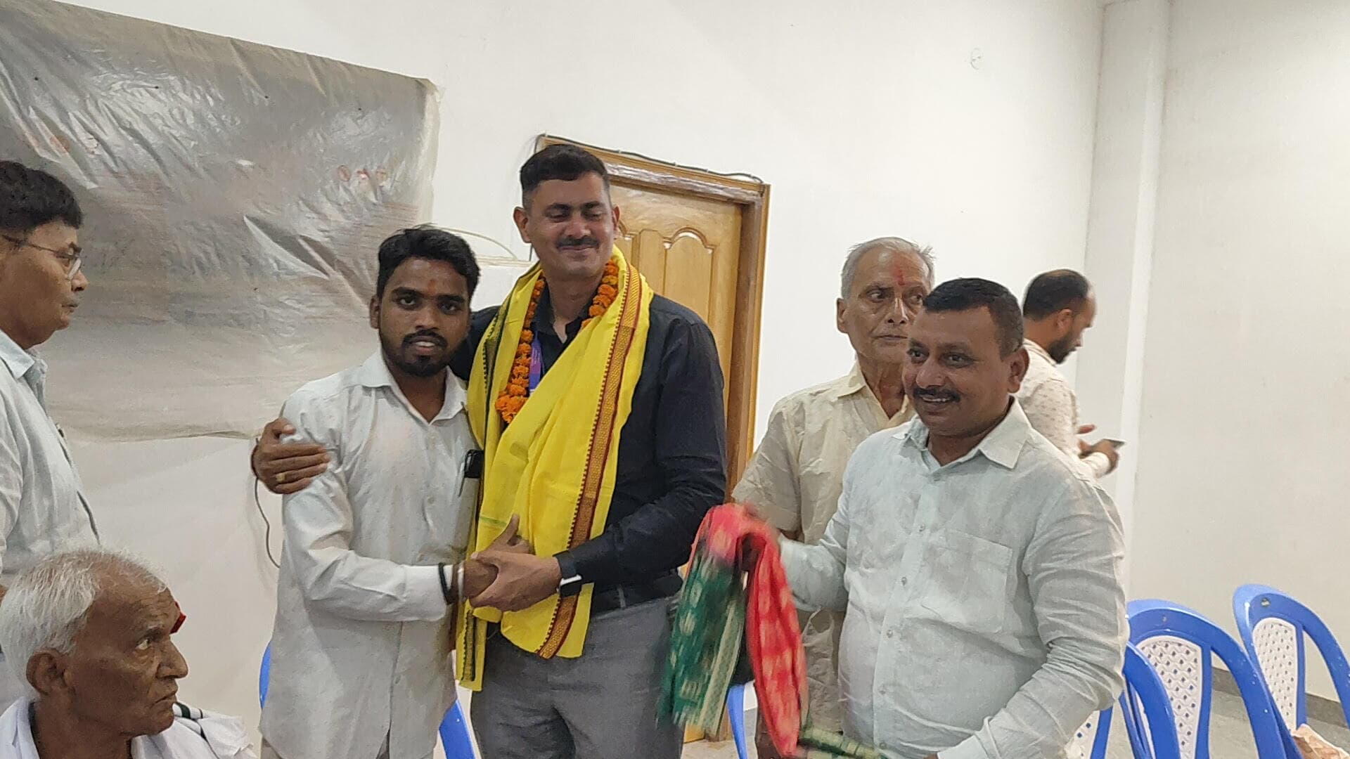 स्टेट बैंक के शाखा प्रबंधक का हुआ तबादला, दी गयी विदाई