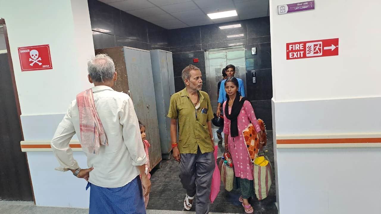 मॉडल अस्पताल का दोनों लिफ्ट खराब, रोगी व परिजन परेशान