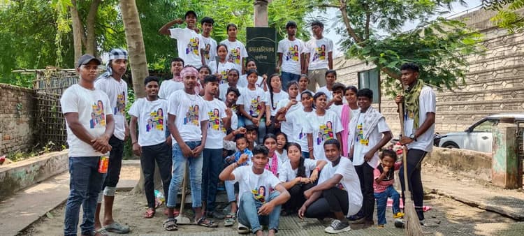 अगस्त क्रांति पार्क की वालंटियरों ने की सफाई