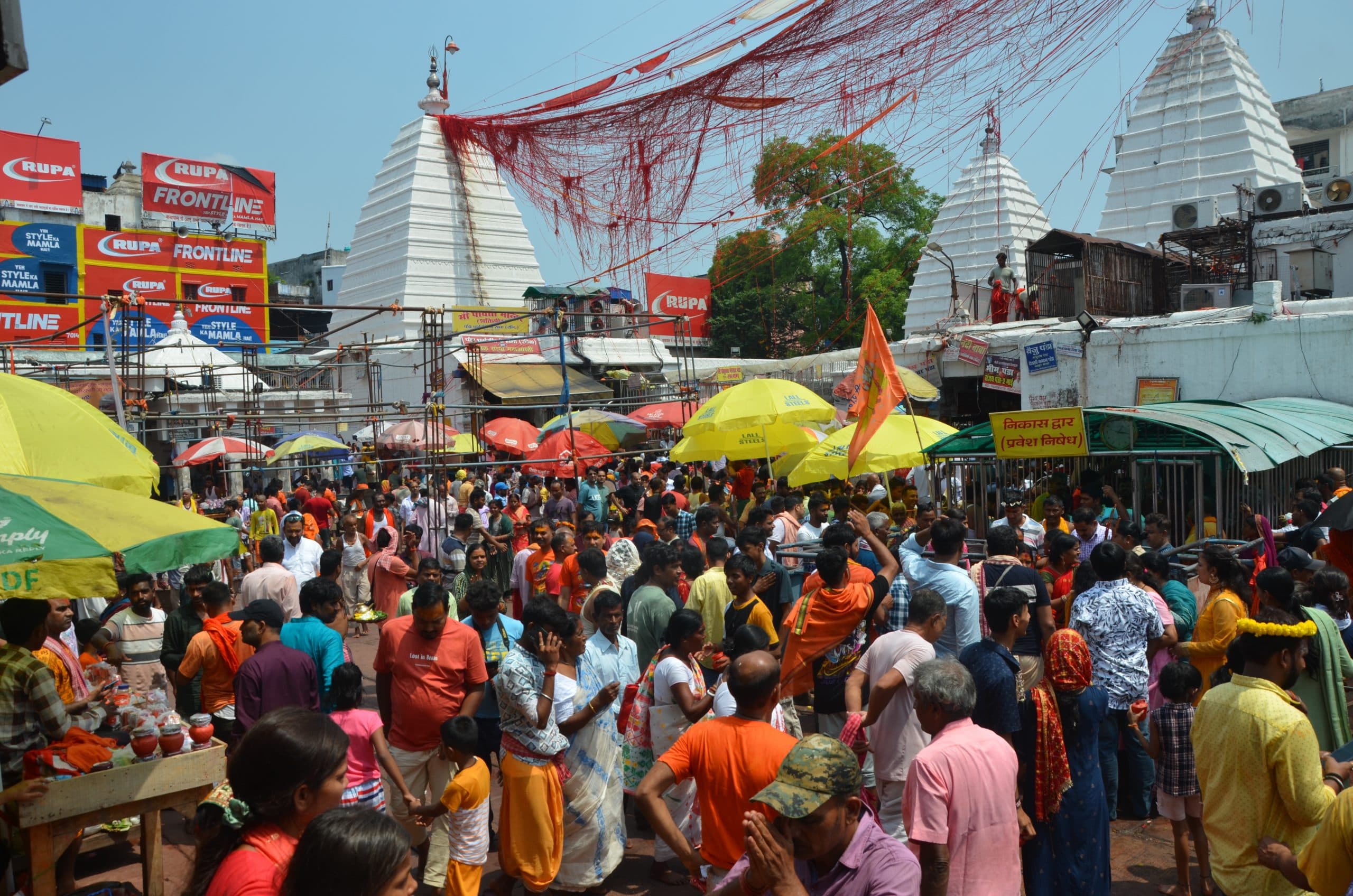 Deoghar News : उमस भरी गर्मी में भी नहीं डिगी आस्था, बाबा पर 90 हजार श्रद्धालुओं ने किया जलार्पण