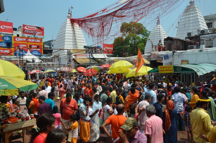 Deoghar News : उमस भरी गर्मी में भी नहीं डिगी आस्था, बाबा पर 90 हजार श्रद्धालुओं ने किया जलार्पण