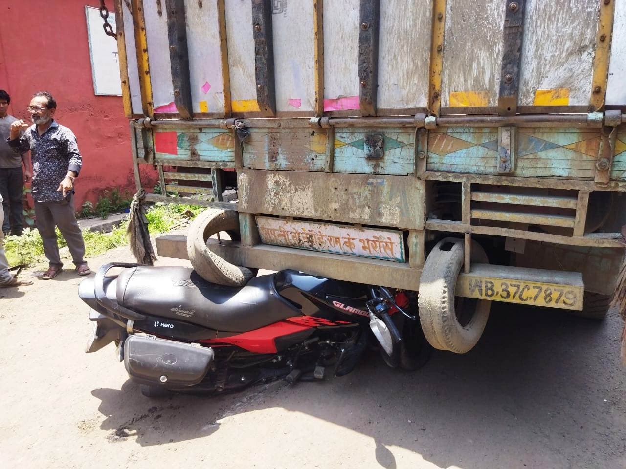 रिवर्स करते ट्रक की चपेट में आने से बाल-बाल बचा रेलकर्मी