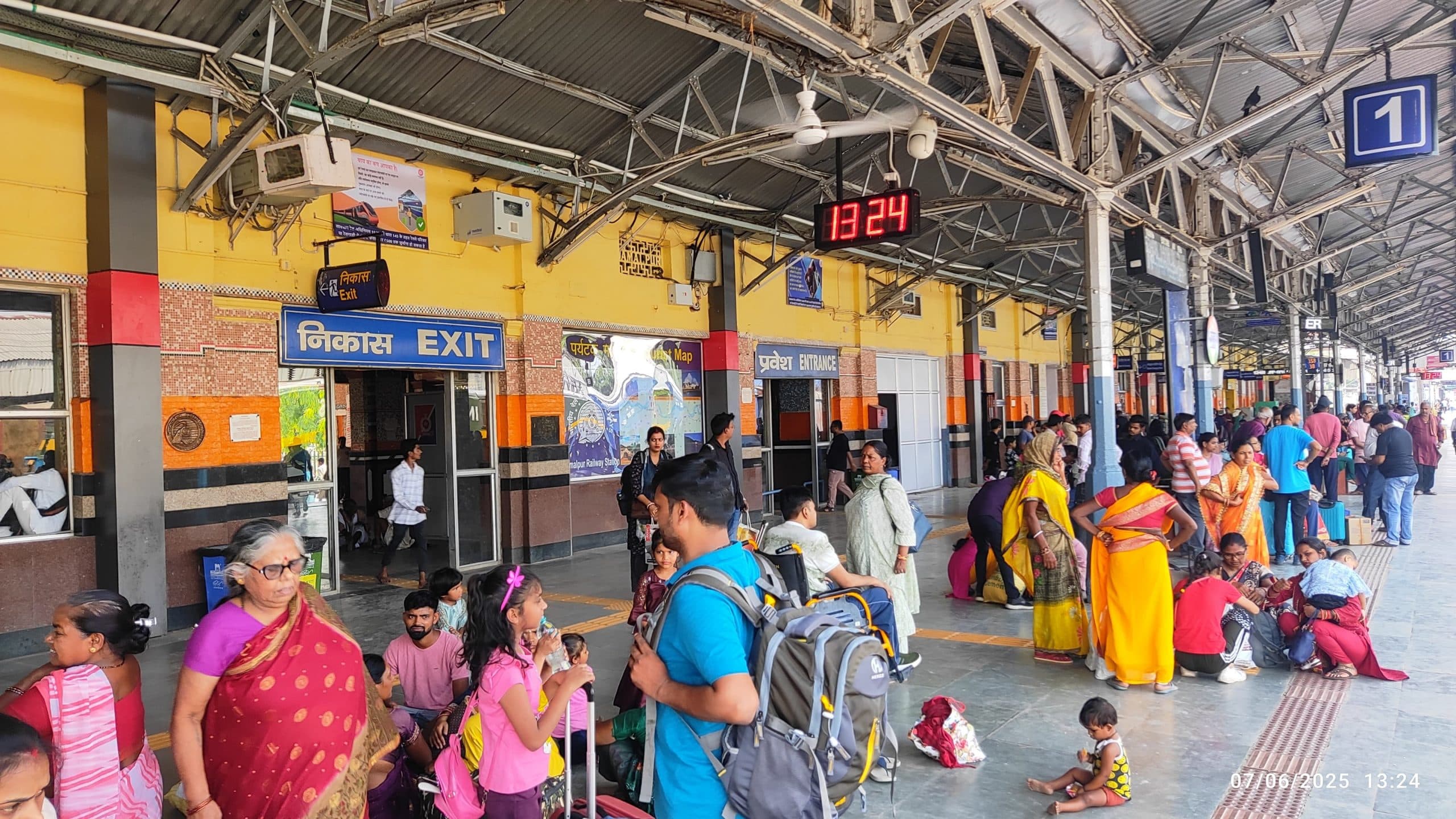 विलंब परिचालन के कारण गरीब रथ एक्सप्रेस रीशेड्यूल, यात्री रहे परेशान