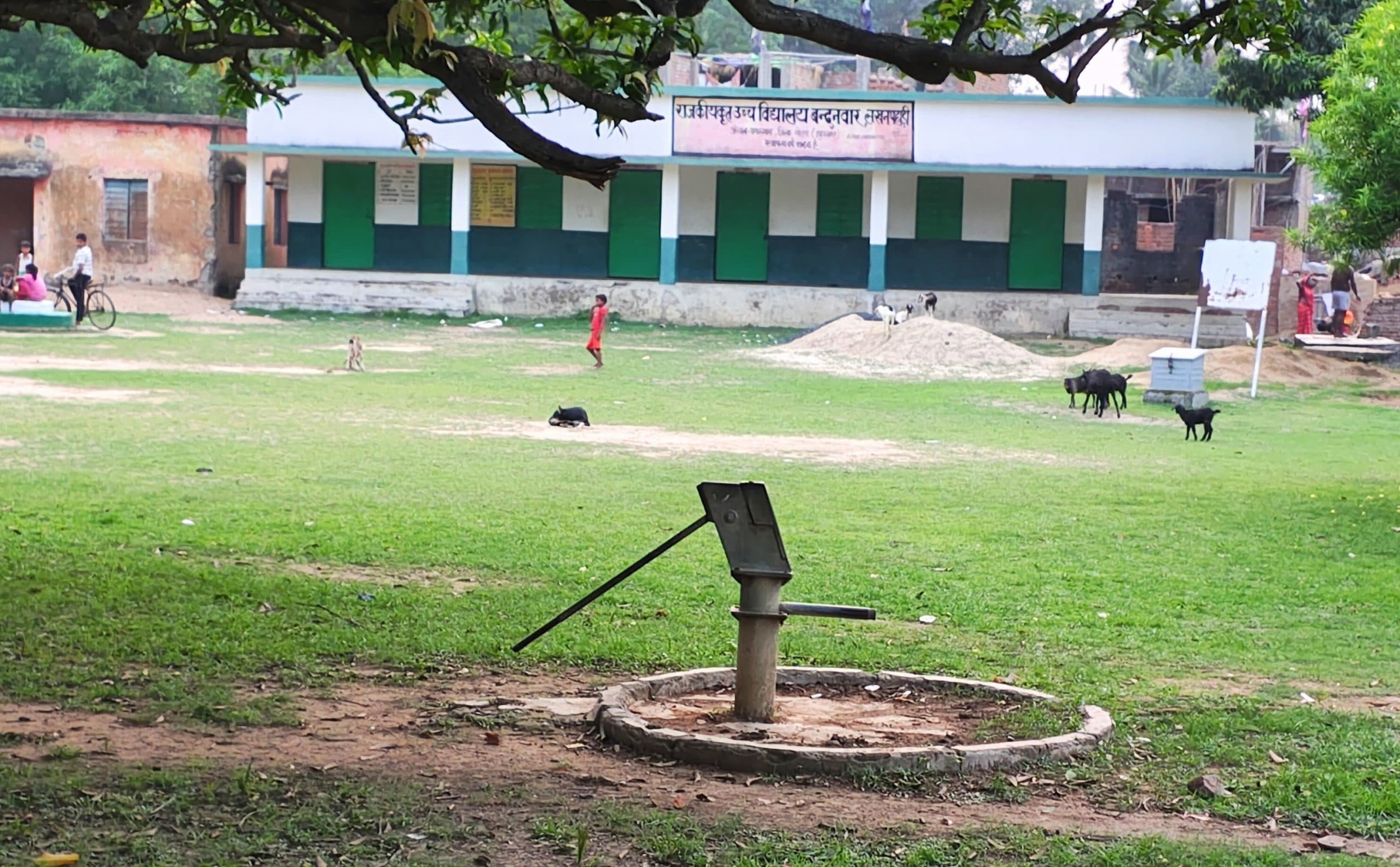 खराब चापाकलों की नहीं हो रही मरम्मत, उवि में भी परेशानी