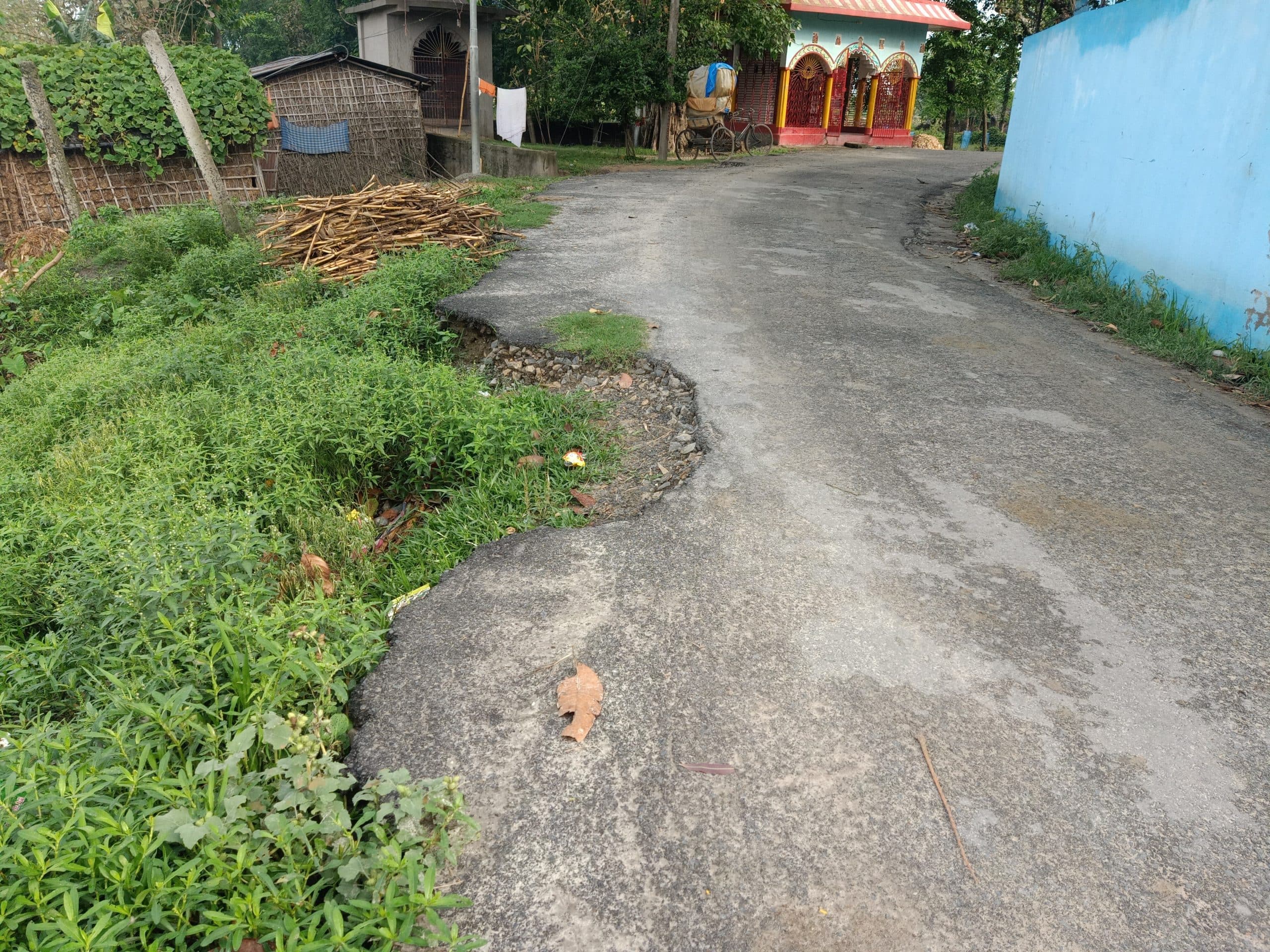 लोगों ने की सड़क मरम्मत की मांग