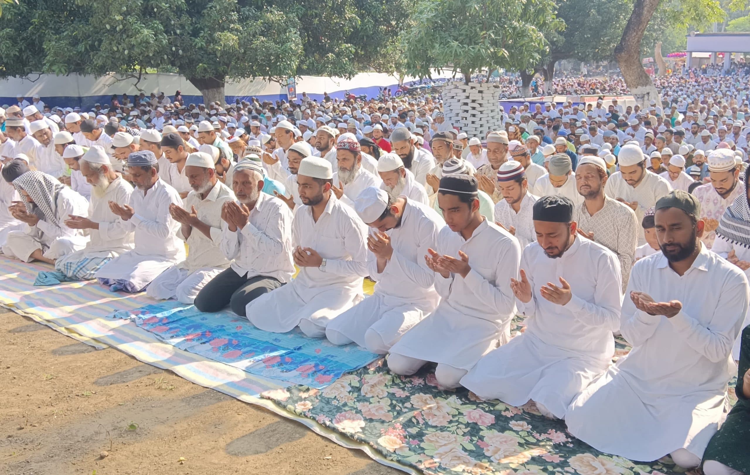 मस्जिदों व ईदगाहों में नमाज अदा कर एक-दूसरे को दी मुबारकबाद