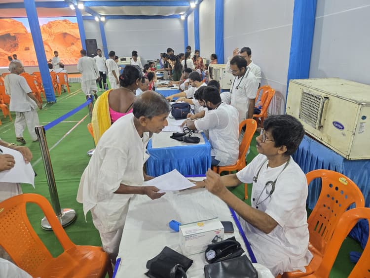 Deoghar News : शंखध्वनि, मंत्रोच्चार और संकीर्तन से गूंजा सत्संग, श्रीश्री आचार्यदेव के जन्मोत्सव की भव्य शुरुआत