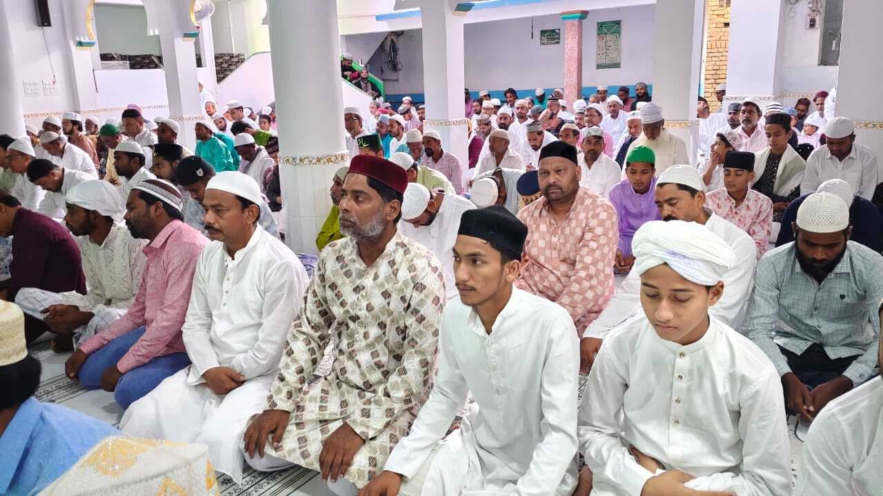 नमाज अदा कर एक-दूसरे को दी बधाई