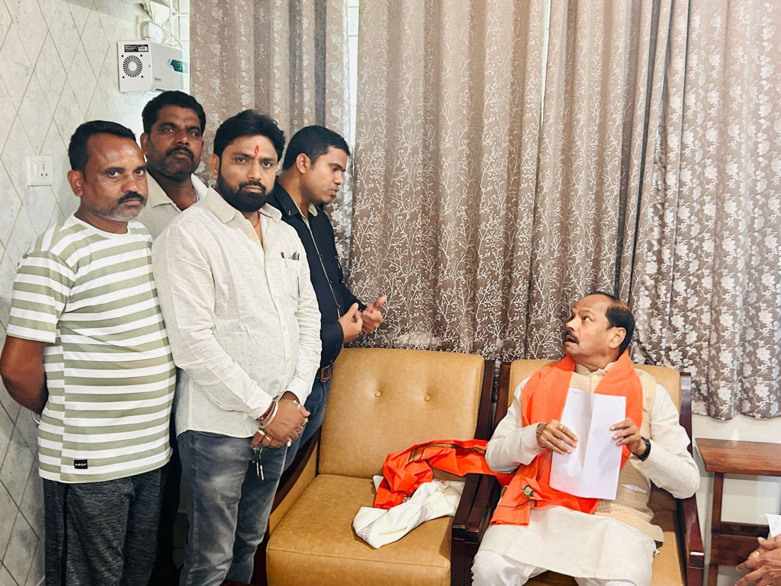 कोयला डंपिंग यार्ड हटाने की मांग को लेकर रघुवर दास से मिला प्रतिनिधिमंडल