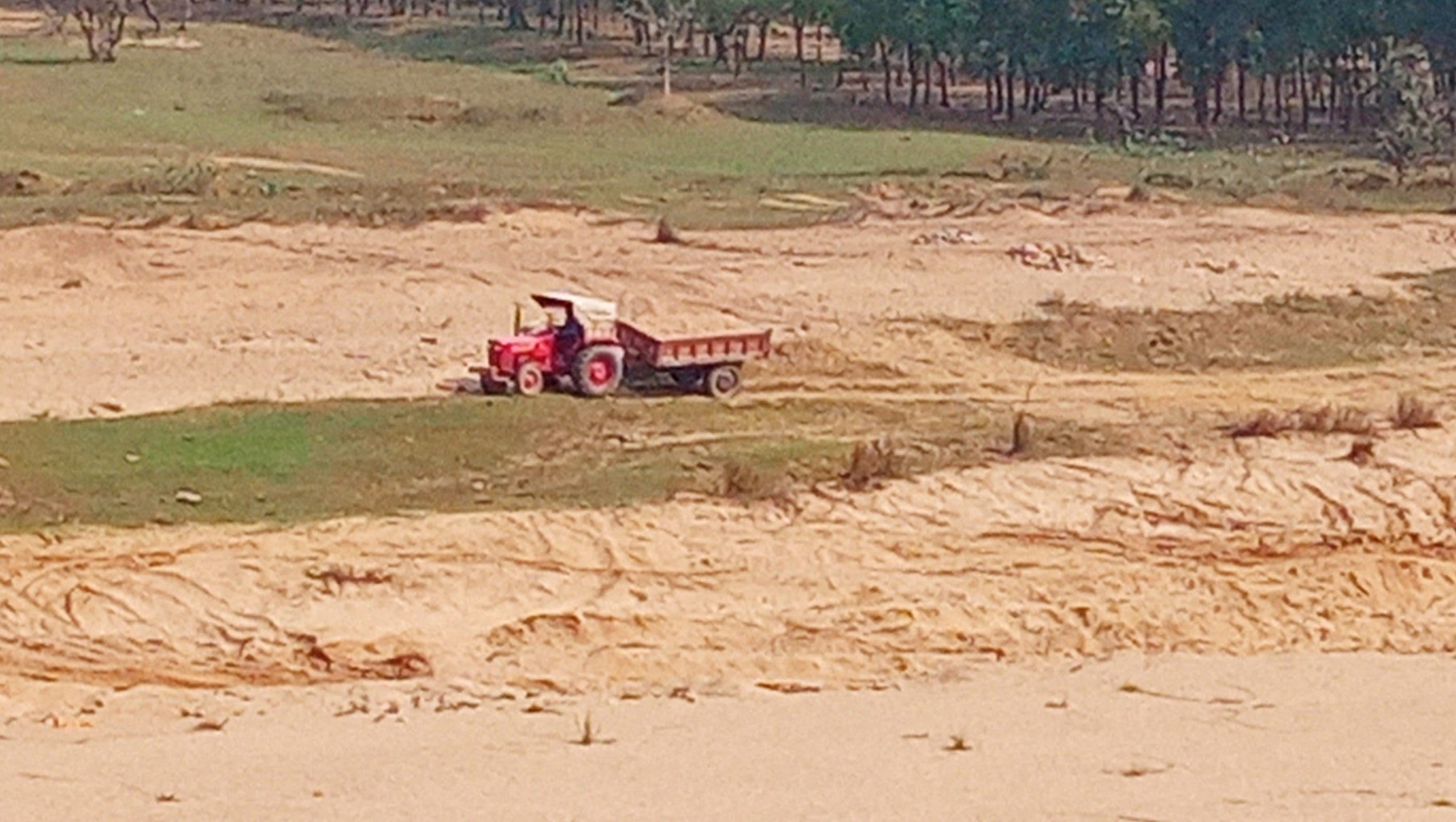 नदी घाटों से बालू उठाव पर रोक से पहले ही डंप करने की मची होड़