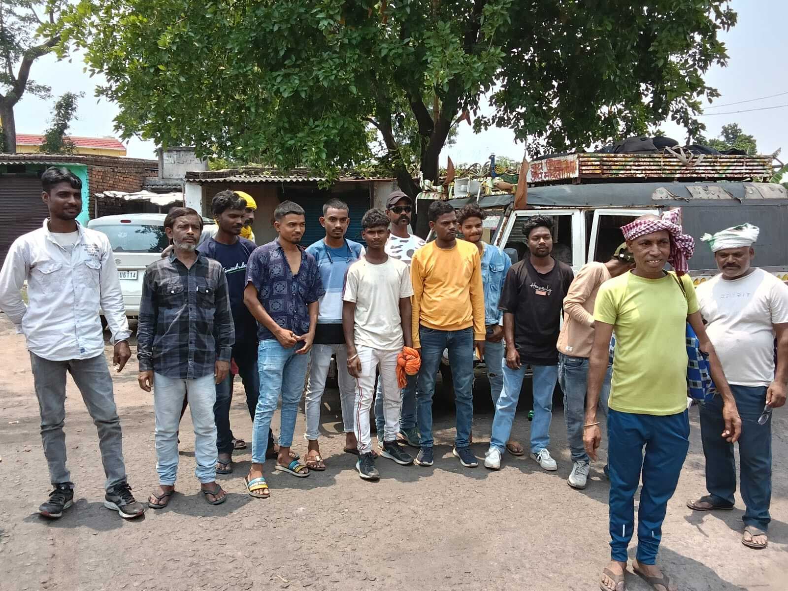 Bokaro News : रोजगार के लिए जारंगडीह से 15 लोग गुजरात रवाना