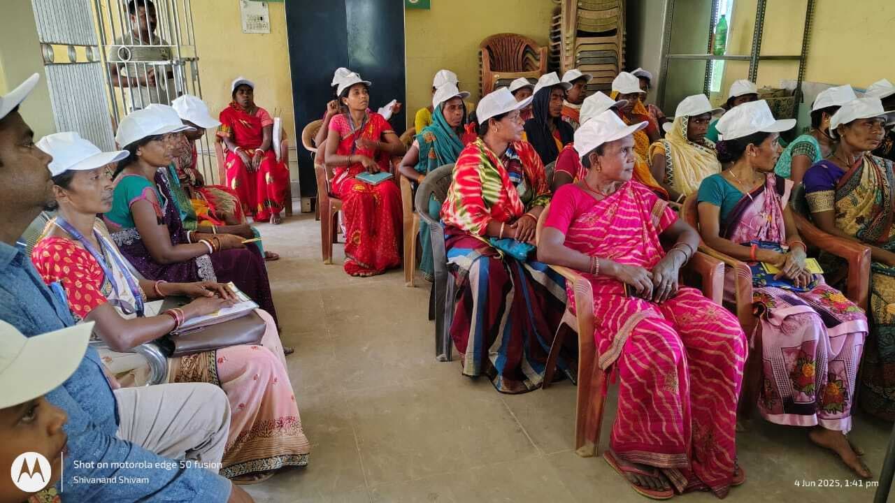 रामगढ़ में महिला कृषकों के साथ कृषि वैज्ञानिकों की परिचर्चा