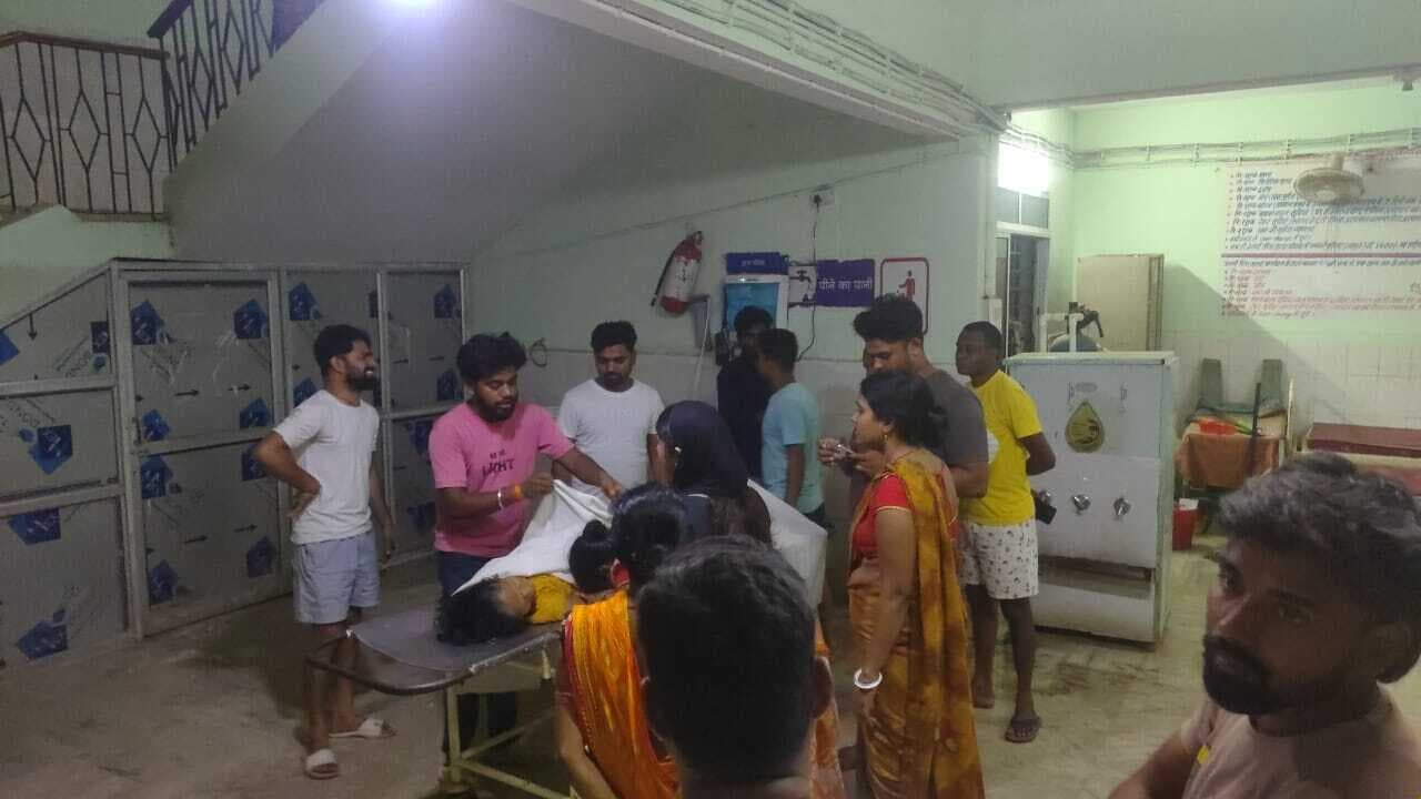 तेज रफ्तार बाइक ने टोटो में मारा धक्का, पैदल चल रही महिला की मौत