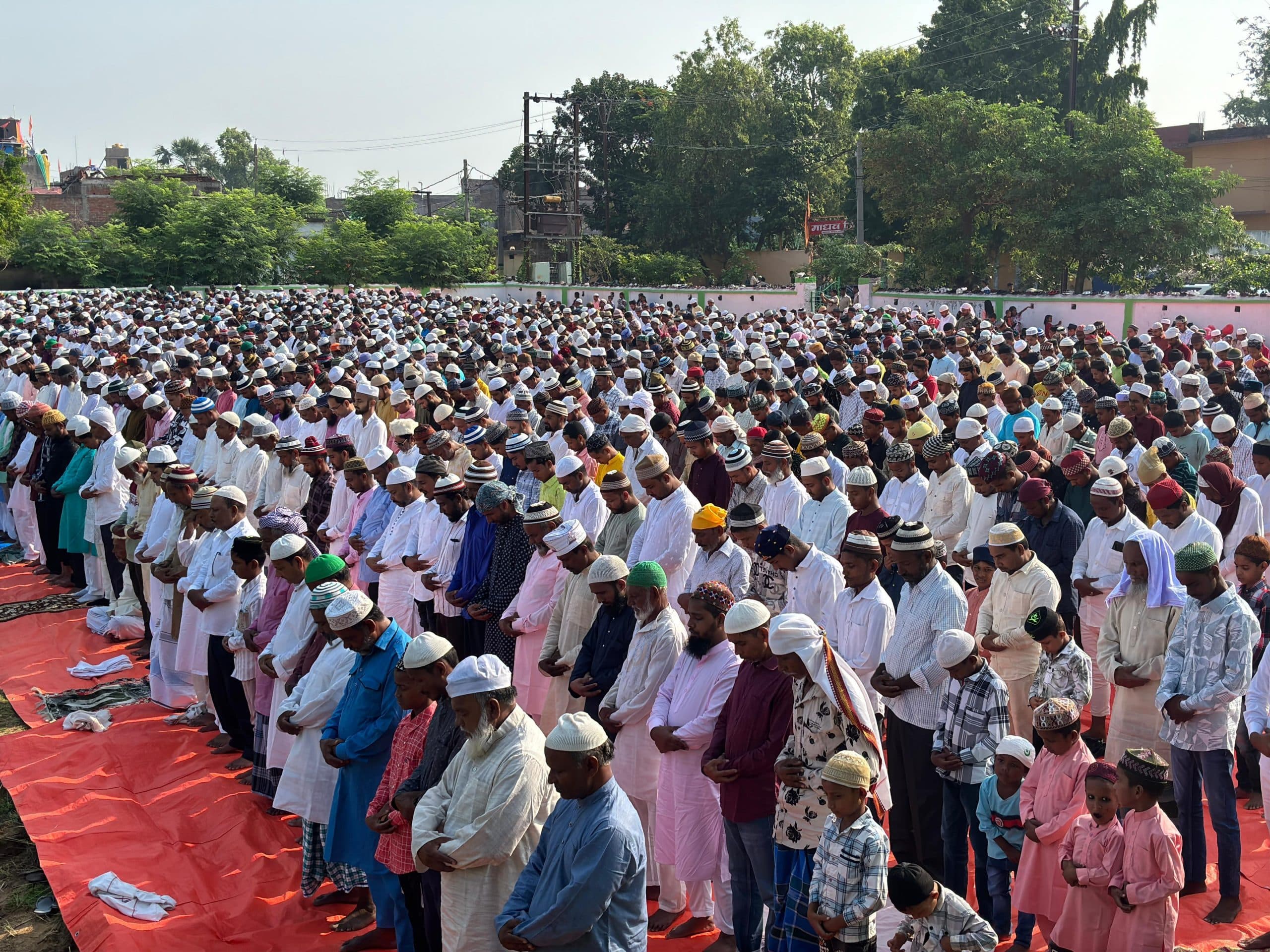 नमाज अदा करने को लेकर ईदगाह व मस्जिदों में लगी रही भीड़
