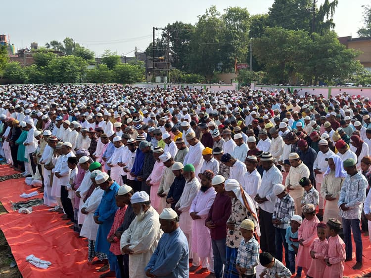 नमाज अदा करने को लेकर ईदगाह व मस्जिदों में लगी रही भीड़