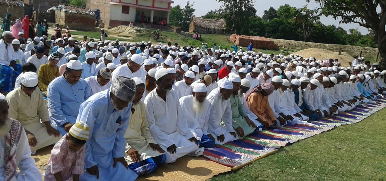 Madhubani News : मुस्लिम समुदाय के लोगों ने एक - दूसरे से गले मिलकर दी बधाई