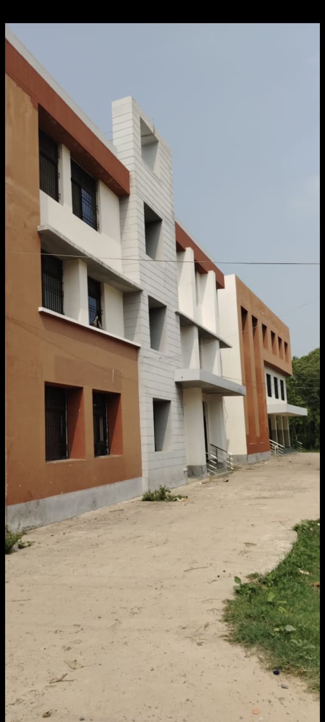 Madhubani News : वैकल्पिक व्यवस्था के तहत पारा मेडिकल संस्थान का हो रहा संचालन