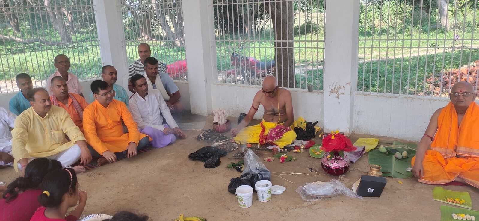 Madhubani News : सतघरा डेवलपमेंट सोसाइटी ने यज्ञ मंडप का कराया निर्माण