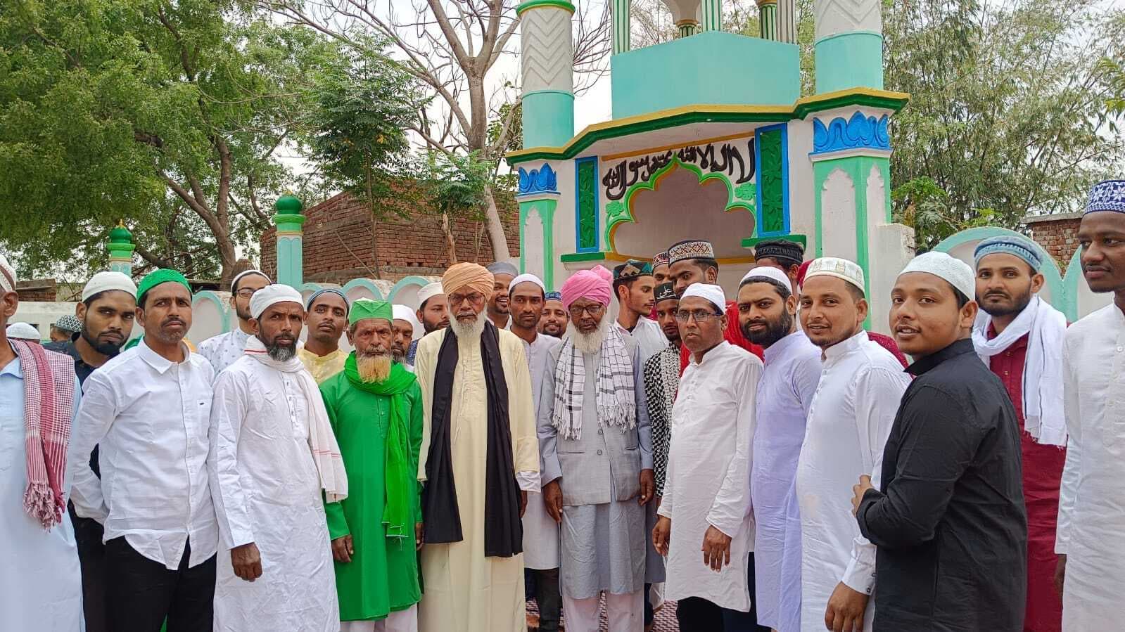 ईद उल अजहा पर लोगों ने एक दूसरे से गले मिलकर दी मुबारकबाद