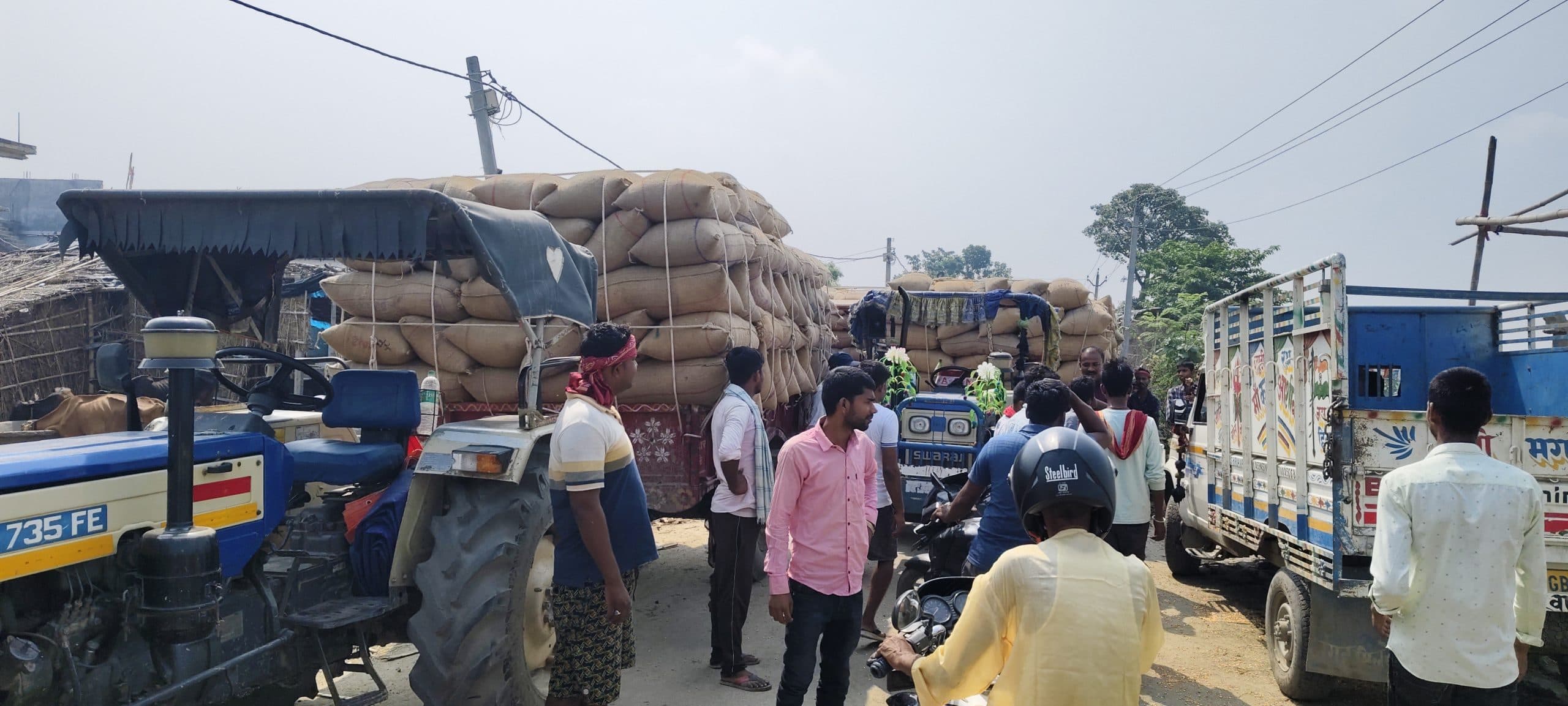 जाम लगने से राहगीरों को हो रही परेशानी