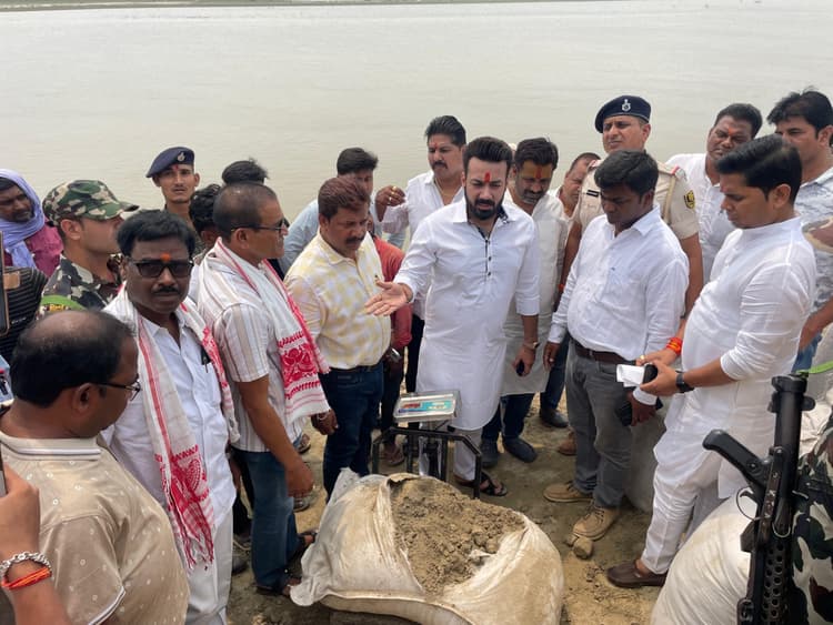 सूखे बालू की जगह गीली मिट्टी से ठेकेदार भर रहे थे जियो बैग, सांसद के निरीक्षण में खुली पोल