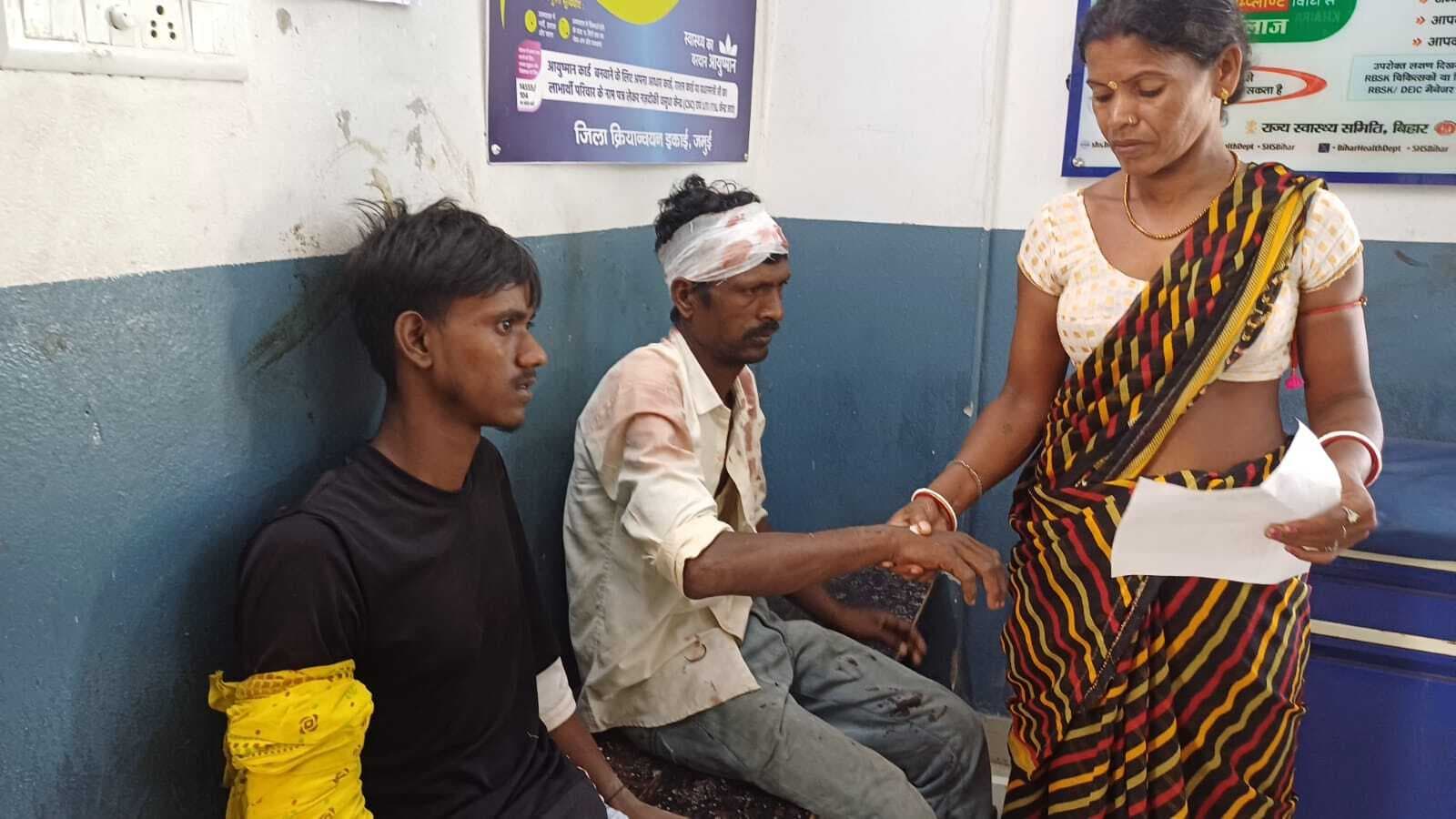 क्रिकेट के विवाद में दो पक्षों में झड़प, पथराव में एक दर्जन से अधिक घायल