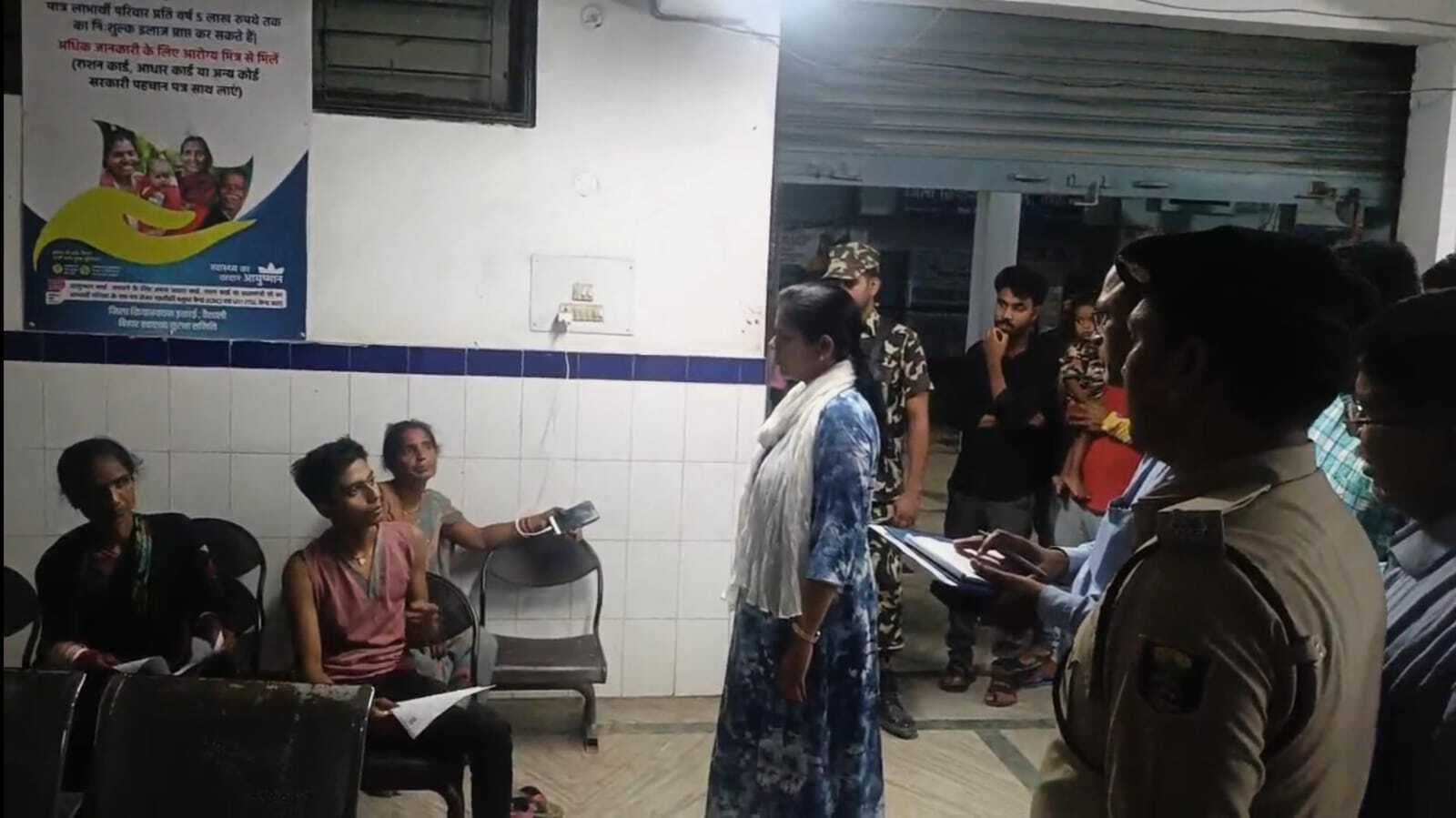 hajipur news. सदर अस्पताल के निरीक्षण में डीएम ने पायी कई कमियां