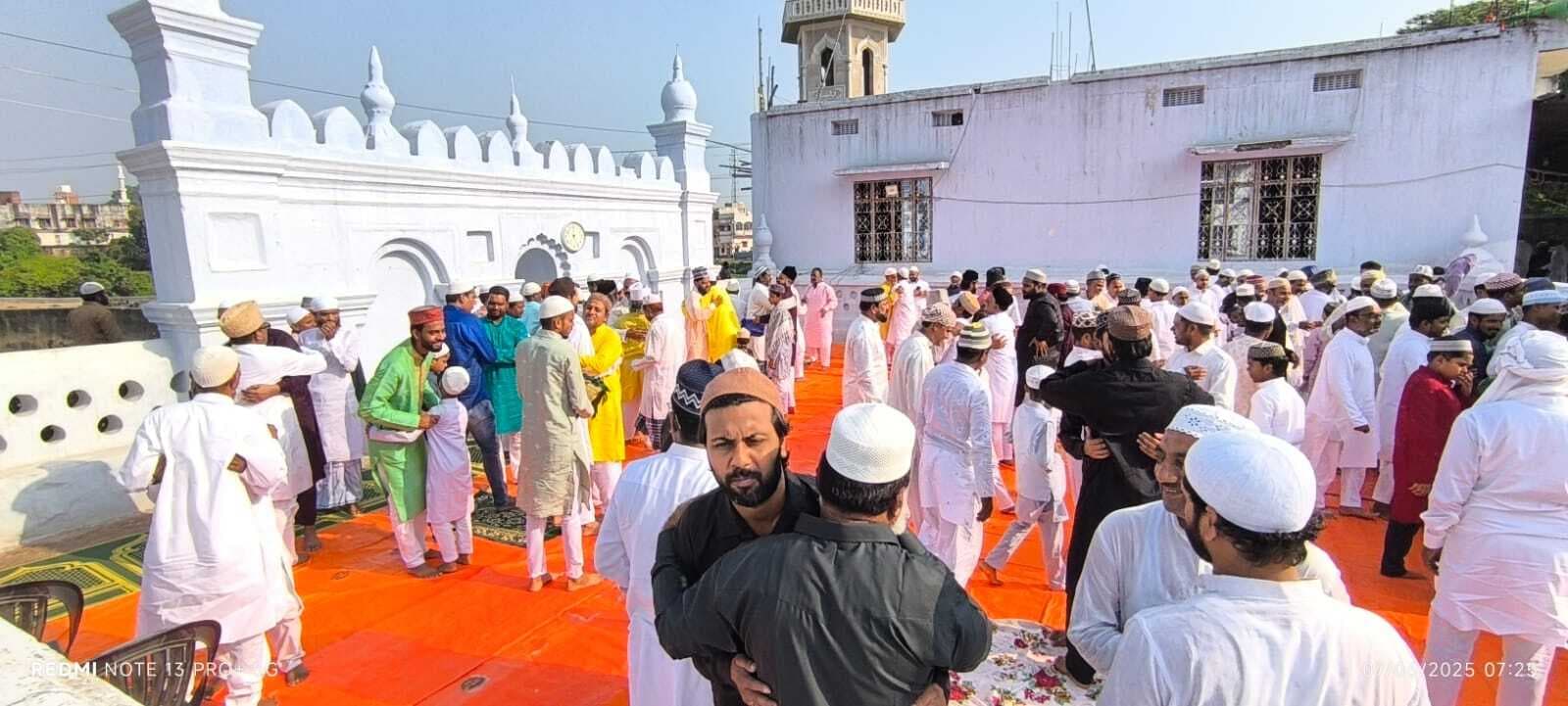 मुस्लिम धर्मावलंबियों ने अकीदत के साथ पढ़ी ईद-उल-अजहा की नमाज